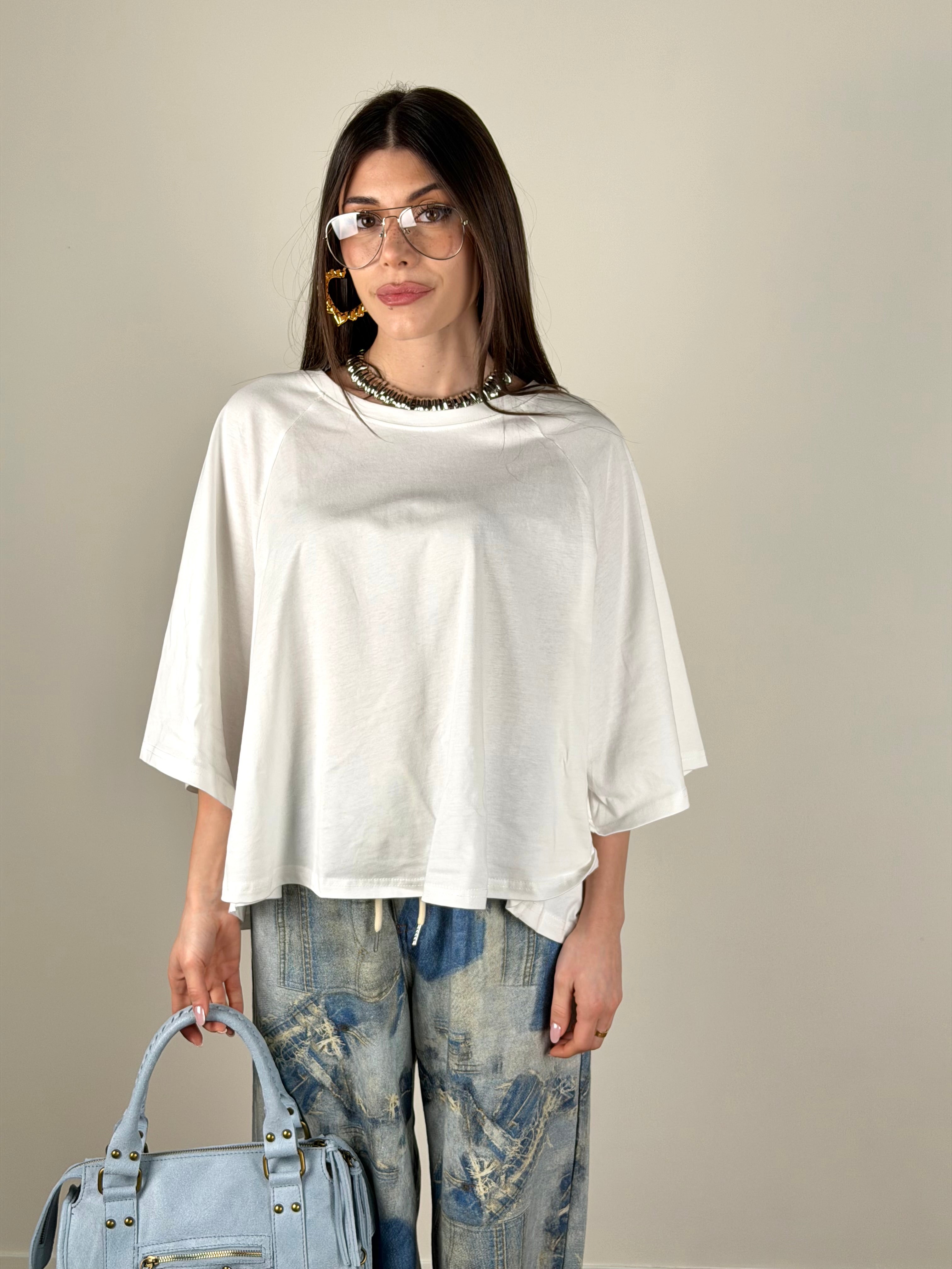 T-shirt basic over bianco